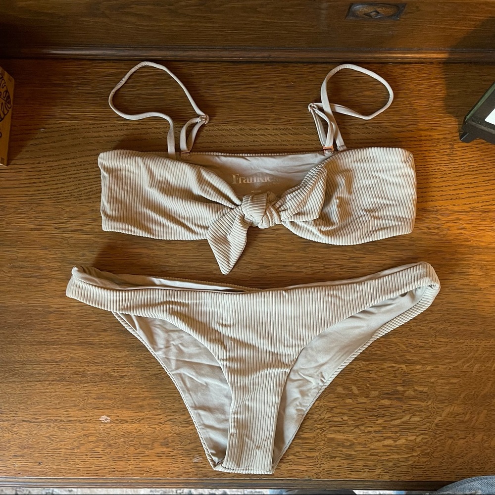 Frankie’s bikinis set